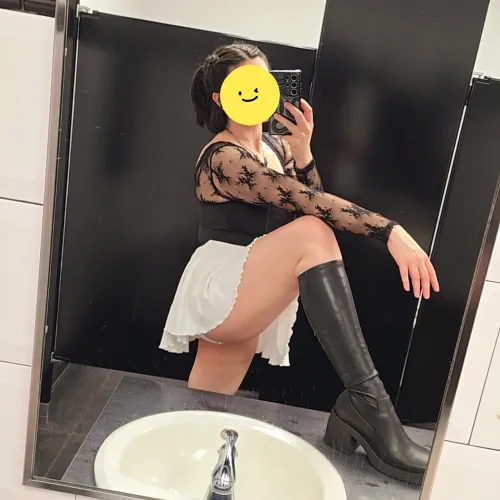 Thumbnail sleepytiredpineapple Elevates Selfie Game Efforts in MirrorSelfie
