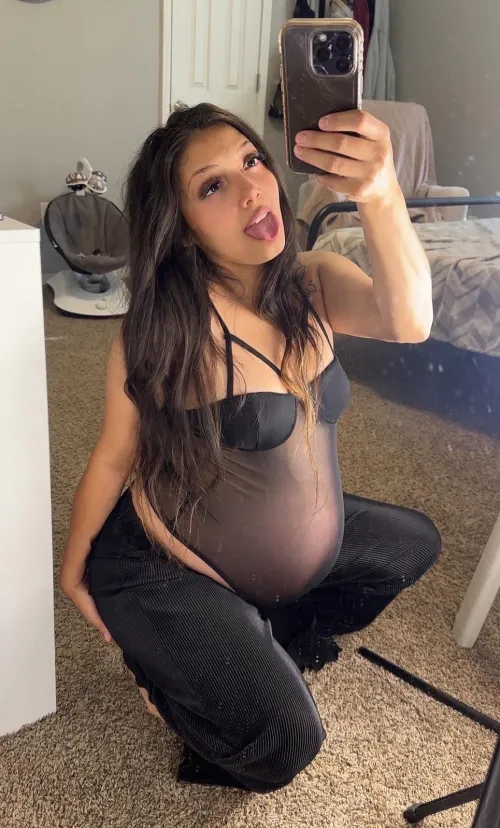 Thumbnail DatChickenHead: 35 Weeks and Still Irresistible on PreggoPorn