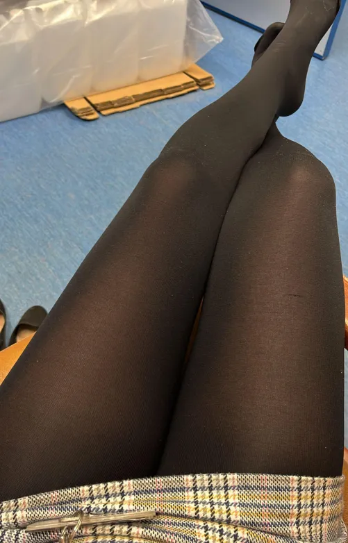 Thumbnail pantyhose-addiction Presents Today's Soft Outfit for Work in pantyhose