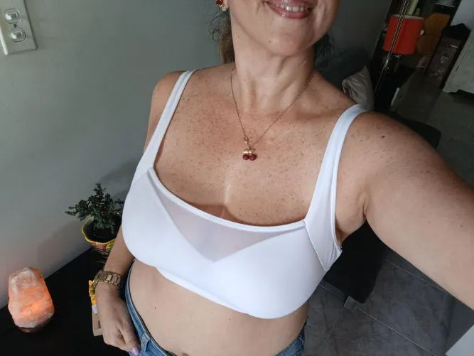 Thumbnail Ageless Beauty: Would You Swipe Right on a Mature Individual?