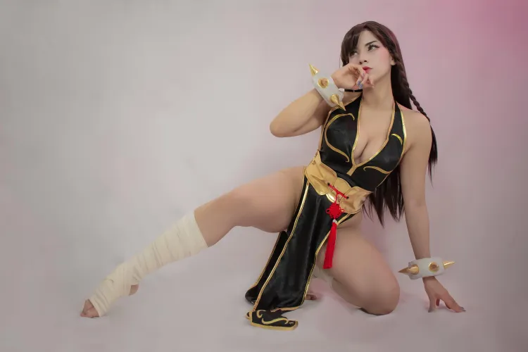 Thumbnail sheliymidori Showcases Chun Li's Grace through Cosplay Mastery