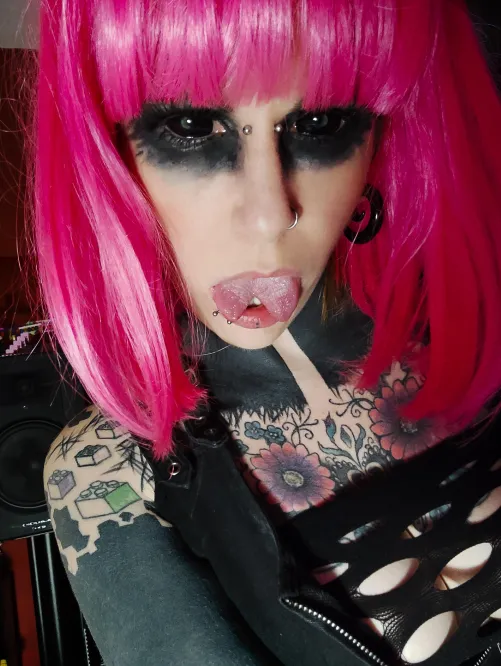 Thumbnail LanaFist3 Greets Readers with a Bright Hello in PunkGirls Realm