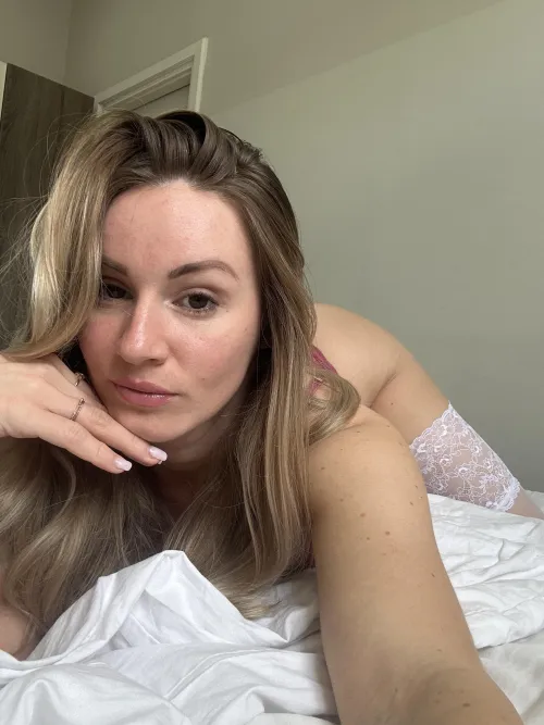 Thumbnail Alluring Amelia: a Beauty to Behold