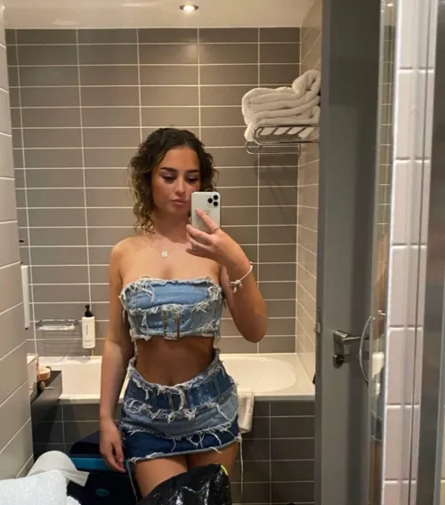 Thumbnail Livid-Point6713's Style: 'Flexing in a Tight Skirt'