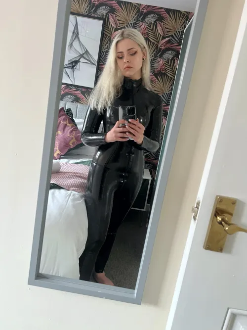 Thumbnail Shiny Revelation: MistressMercyxoxalt's Catsuit