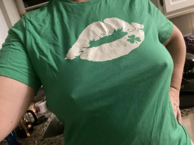 Thumbnail Green Kisses: Enjoy the Charm of braless | Frisky_Vanilla