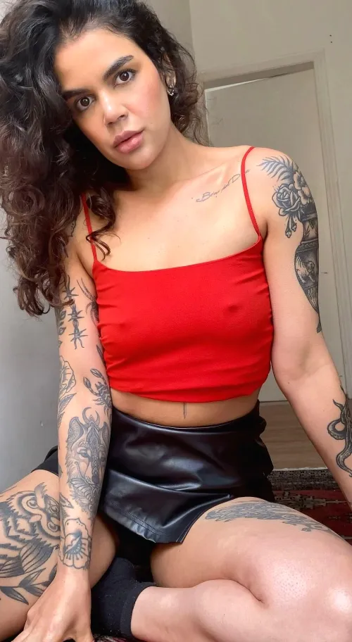 Thumbnail j_silva_sp's Red Delight: Embracing the Color Trend