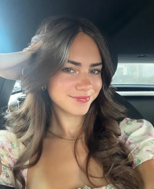 Thumbnail Isabella Flores: An Epitome of Pretty Girls | PrettyGirls
