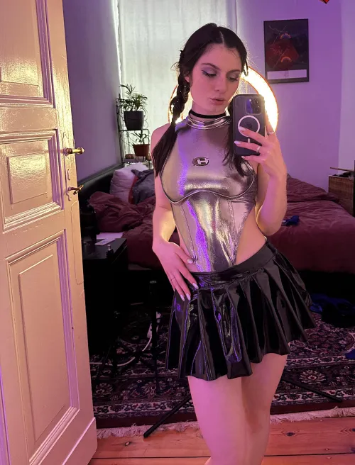 Thumbnail Space Girl Fun Selfies - Fiasnow | MirrorSelfie