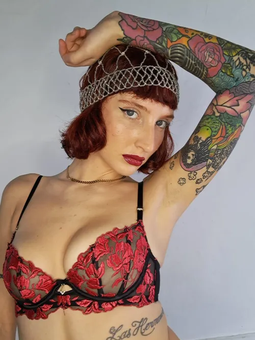 Thumbnail DreamOfVenusx's Alluring Invitation to Sniff Desires in armpitfetish