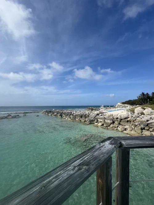 Thumbnail Fabulous_Fall7460 Explores the Beauty of Bahamas Beach