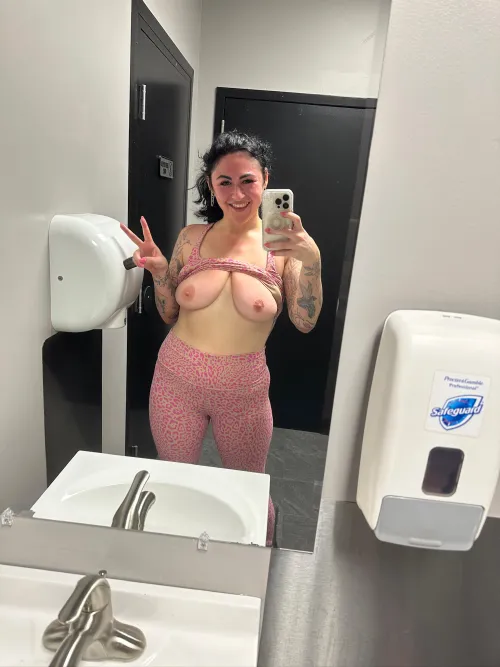 Thumbnail TheHotwifeJosie Invites to Rate and Share Your Attention in Revealing Nudes
