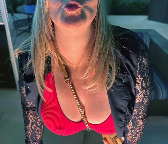 Thumbnail Bras Are Boring: A Braless Lifestyle Chronicle by Curioushubsandwife