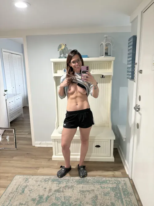 Thumbnail Airbnb Living Room Entirely Made of Mirrors by Hedontastical - MirrorSelfie Category