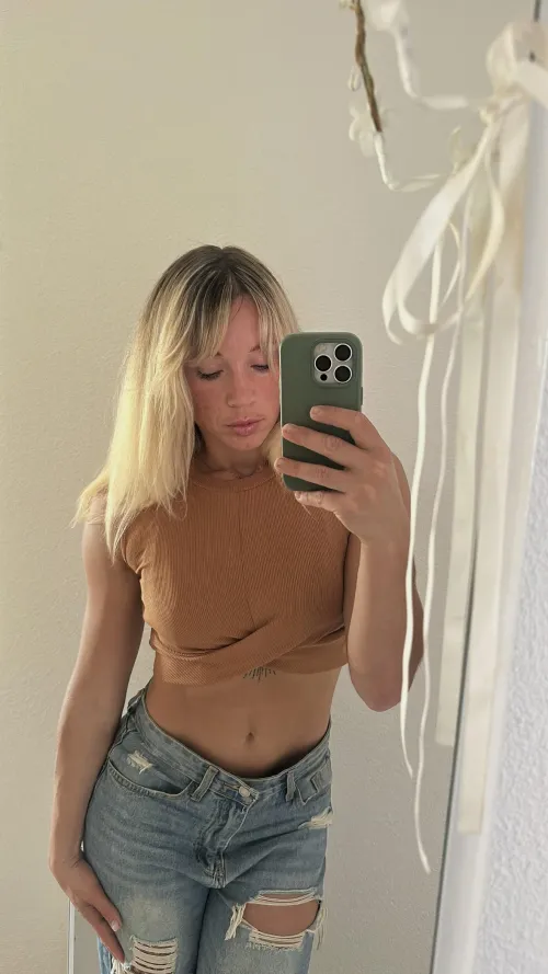 Thumbnail Casual, Cute, and Confident: RepRashida on CropTopGirls