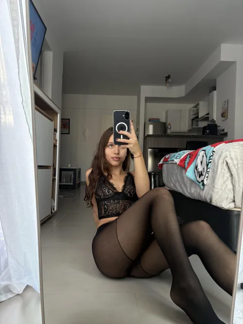 Thumbnail Pantyhose Temptation: lilcutiejen's Sensual Offer