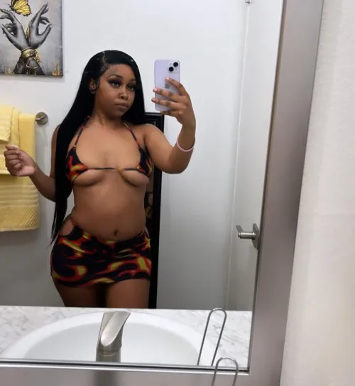 Thumbnail Revealing the True Me: Embrace the 'Hoodrat Milf'