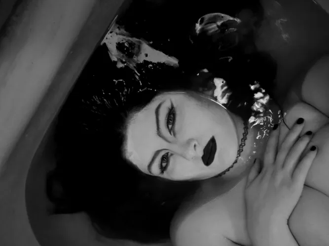 Thumbnail xaint_lilith Unveils the Dreamiest Goth Experience