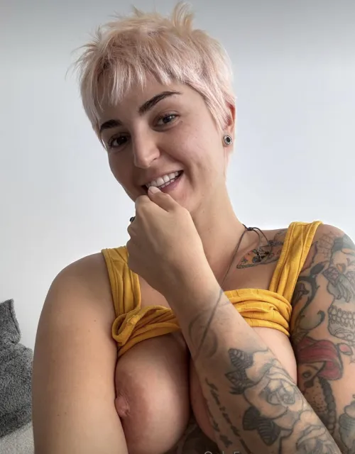 Thumbnail Loving Life with Shorthair Chic Style | shorthairchicks