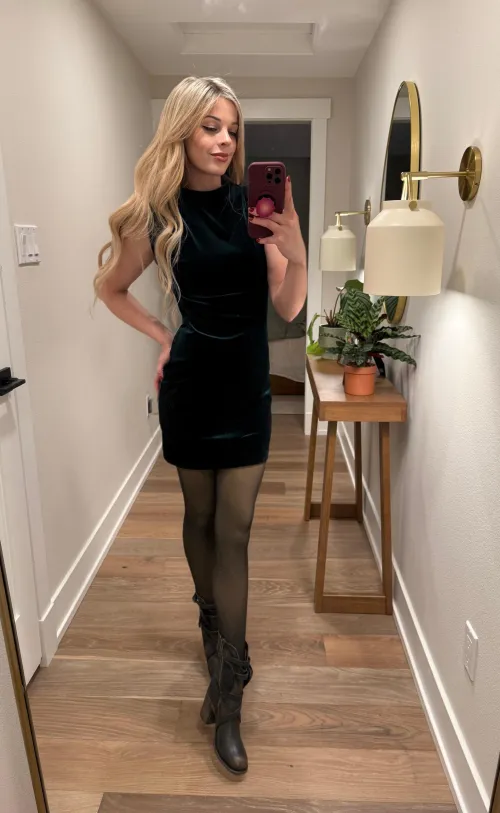 Thumbnail Velvet Elegance: Feeling sexy in this classy attire by briblossom