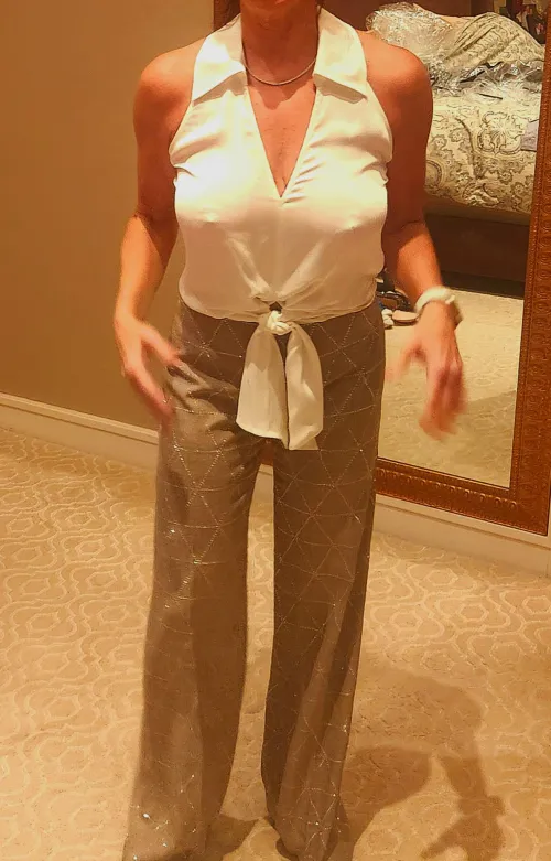 Thumbnail Classy Elegance: Braless Beauty | Glass_Exit5275