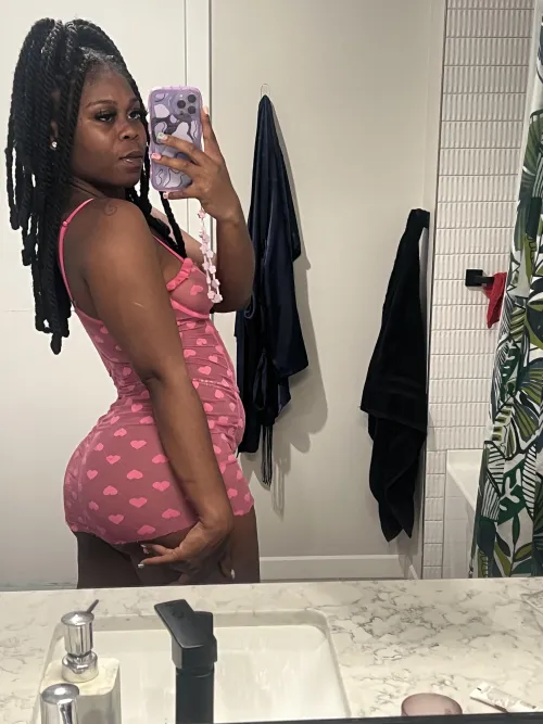 Thumbnail mirror selfies: centzufu Flaunts Confidence with a Big Attitude
