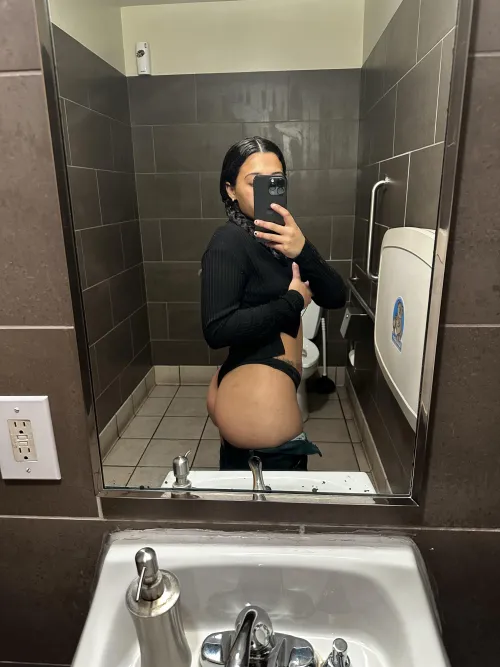 Thumbnail Bold Move: Nudes Taken at Work by Sexyygirll777