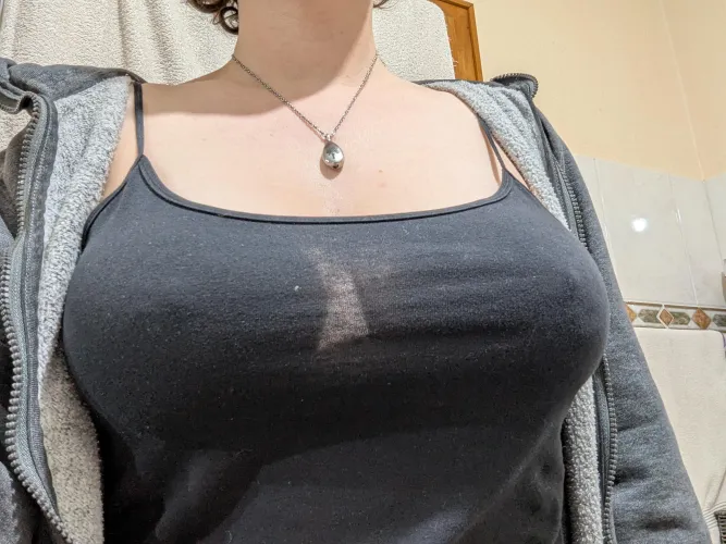 Thumbnail intimate_view's Intriguing Gaze: An Unfiltered Perspective on Braless Choices
