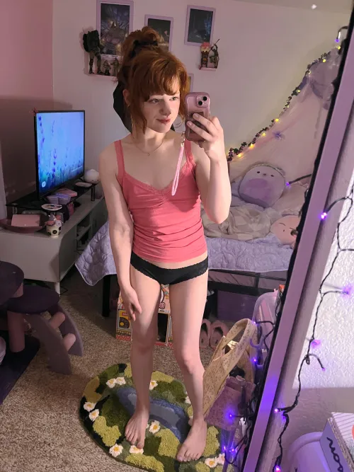 Thumbnail plushpurple's Unique Identity: Tiny Hobbit GF Unveiled