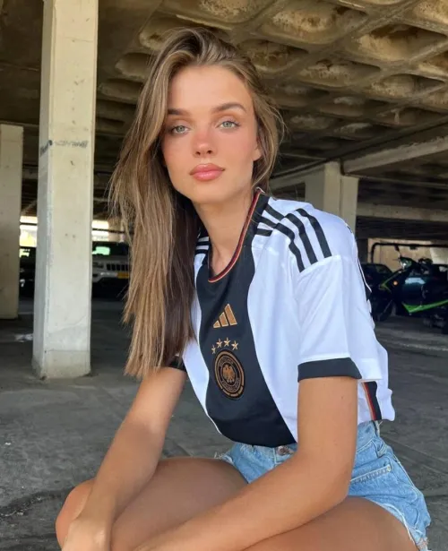 Thumbnail Explore the Beauty of Anna Kuzenkov by Rom003
