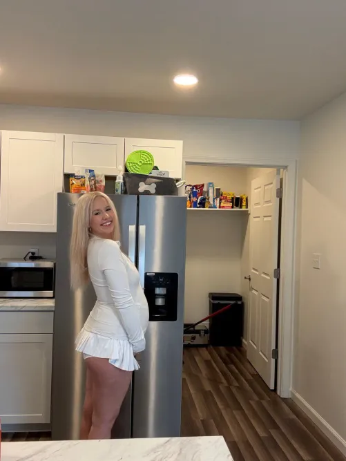 Thumbnail Pregnant Beauty Tempting With Each Glance - Leah_bailey Seduces