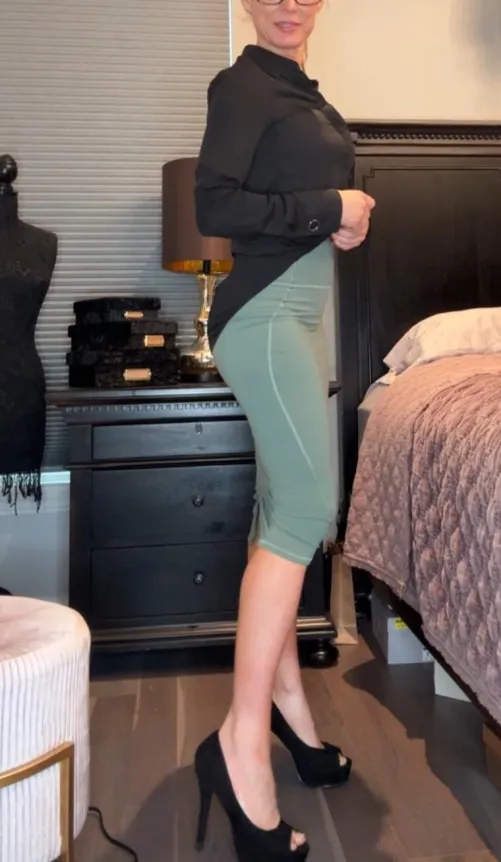 Thumbnail Motivational Journey: FitMilfSam's Story in pencilskirts