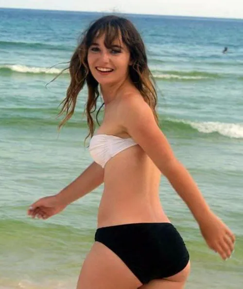 Thumbnail CelebrityButts: Exploring the Sensational Christina Robinson | Spheeenktor