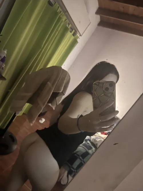 Thumbnail Dare to Bare: lareina97's Open Air Buttocks MirrorSelfie