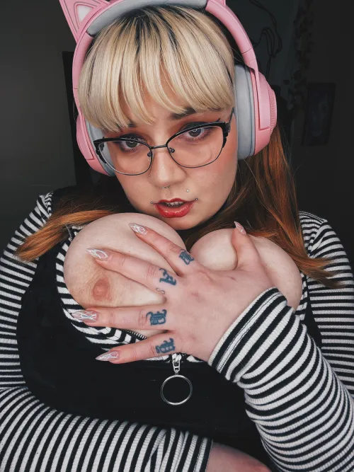Thumbnail Titty Oops Moment by Crybabymeowx | Gothsluts Article