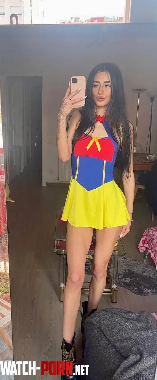 i like showing off by naughtysophiaz