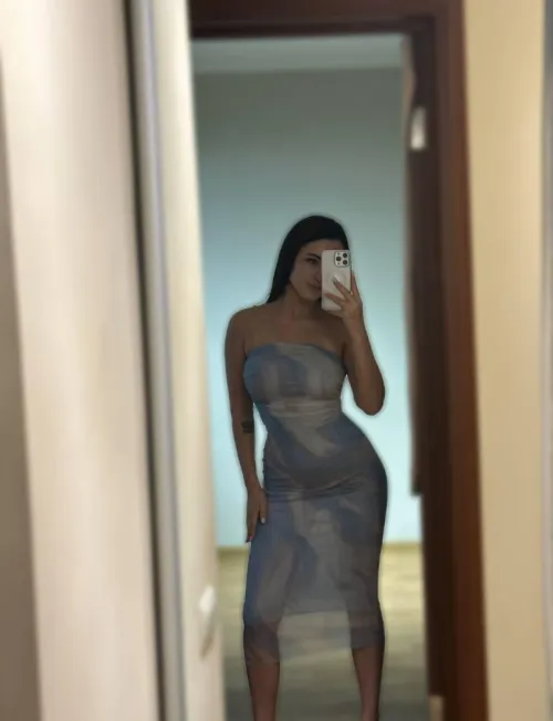 Thumbnail Sizzling_Queen_ Sparks Intrigue with 'Would You Take Me on a Date'