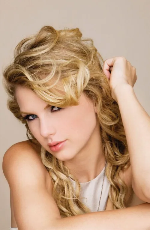 Thumbnail Taylor Swift: A Glimpse of Perfection - PrettyGirls