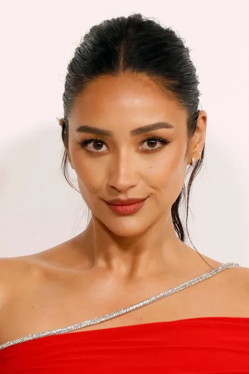 Thumbnail Shay Mitchell's Radiance Captured by Ken789gh in PrettyGirls