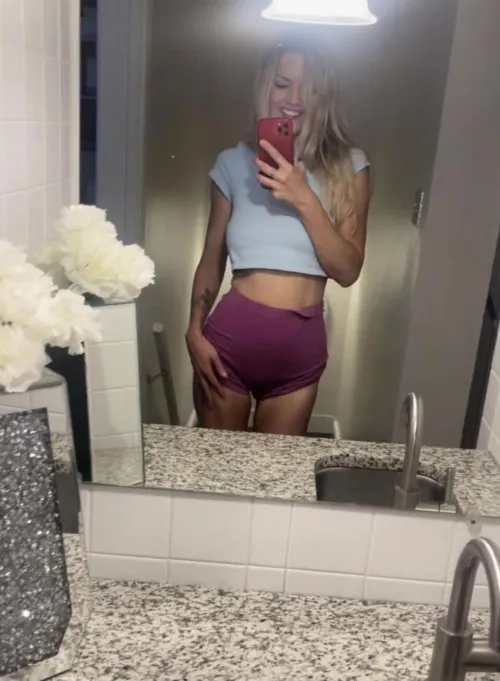 Thumbnail MmmHayleyyy Presents 'MILF Wifey' Tales in MirrorSelfie