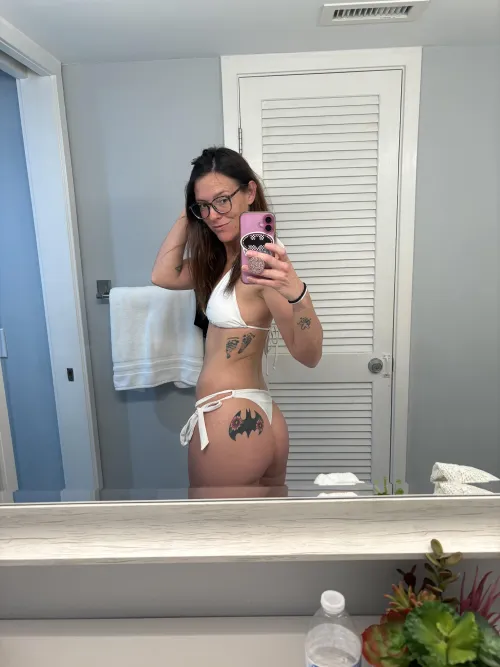 Thumbnail Beach-Ready: Capturing the Essence in a Mirror Selfie