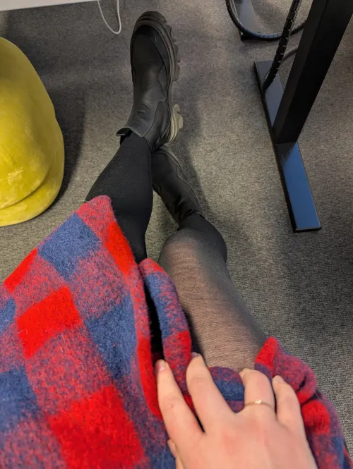 Thumbnail SubNerdette's Pantyhose Legs' Impact - A Revealing Article