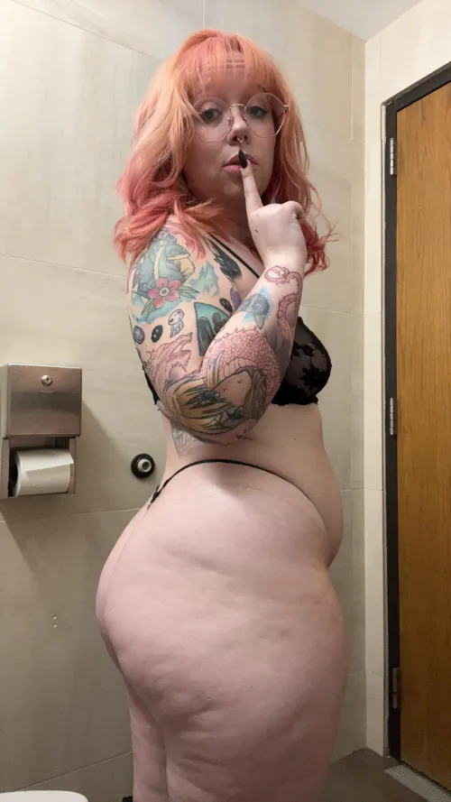 Thumbnail BookSlut18's Persona: Big Ass Librarian Shushing with Authority