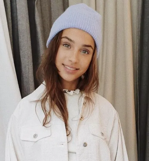 Thumbnail Dagmar Van Dael Shines: A Model Profile by Eating-Crayons