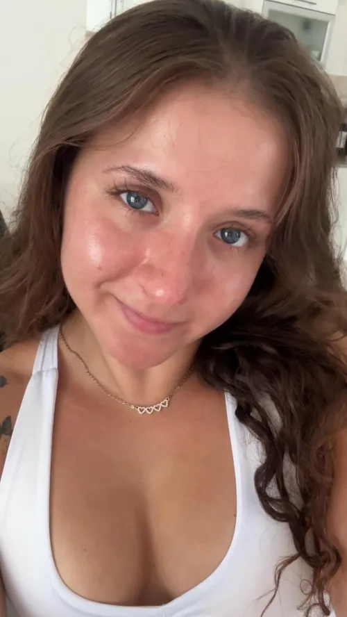 Thumbnail Content with Curves: Lovelivee's Confident Statement in Cleavage