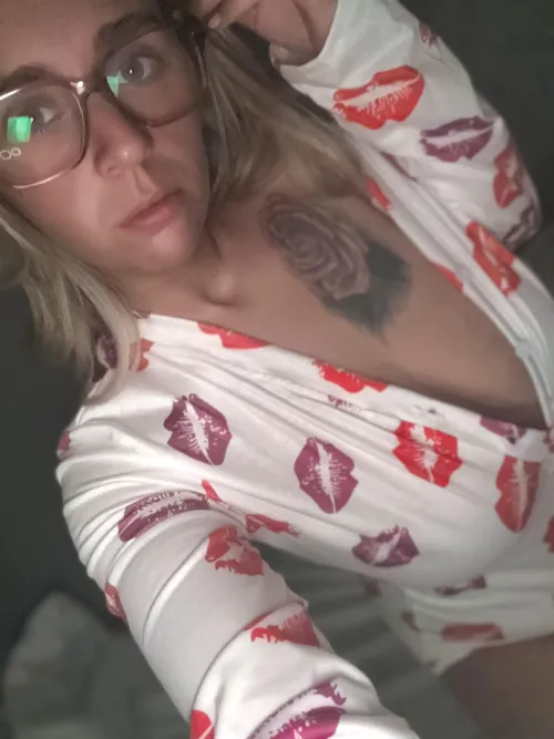 Thumbnail Mommy Mystery: Guess Lauryn94OF's Age on OnlyFans