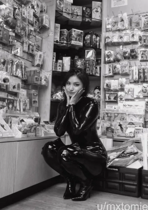 Thumbnail mxtomie Stays Stylish and Shiny While Anime Shopping