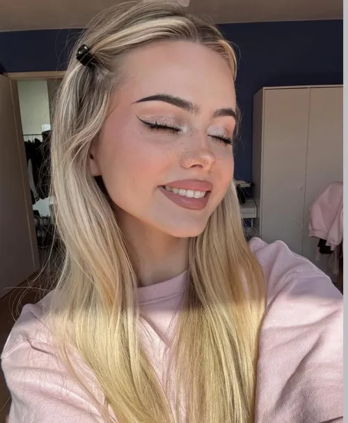 Thumbnail Sara Crumbleleg: Graceful Beauty Unveiled - Ken789gh