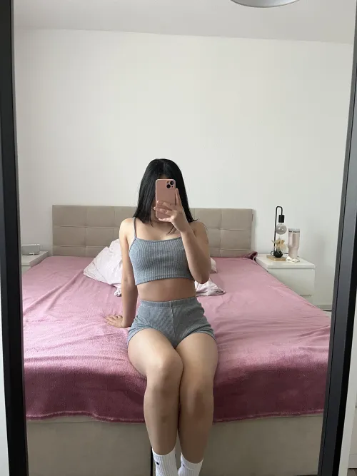Thumbnail pandakikii Shows Grey Can Still Be Sexy in the Croptop World