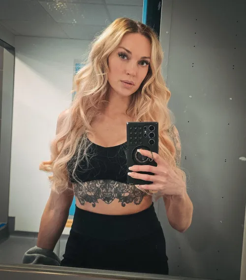 Thumbnail ciciandersxx Embraces Gym Vibes in a Croptop Look